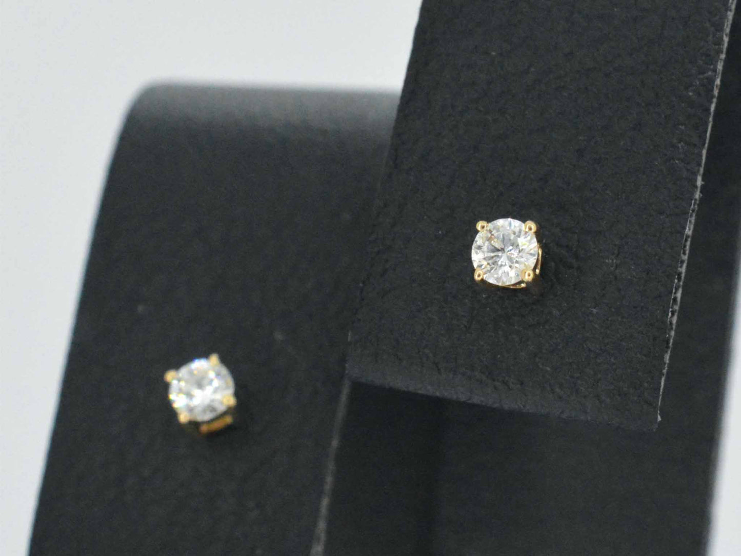 Gouden oorbellen met diamant
