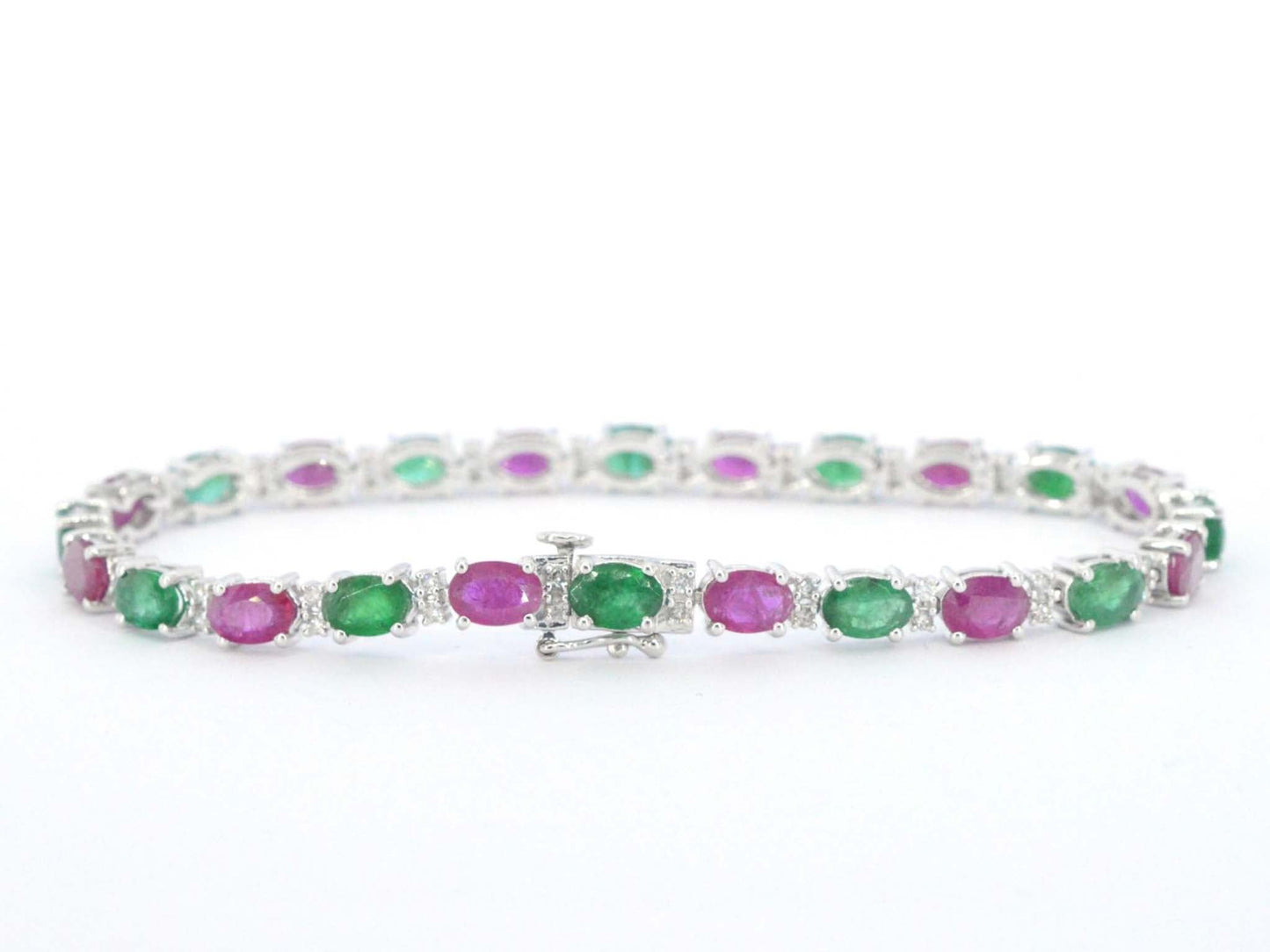 Witgouden tennisarmband met diamanten en smaragd en robijn
