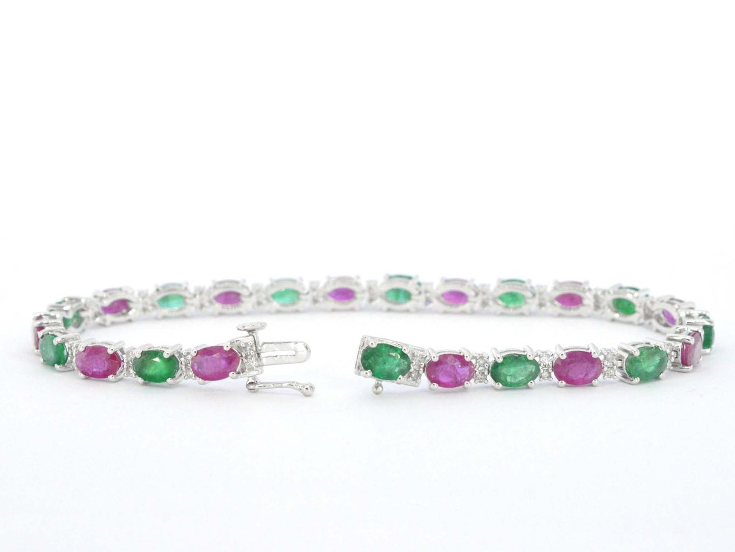 Witgouden tennisarmband met diamanten en smaragd en robijn