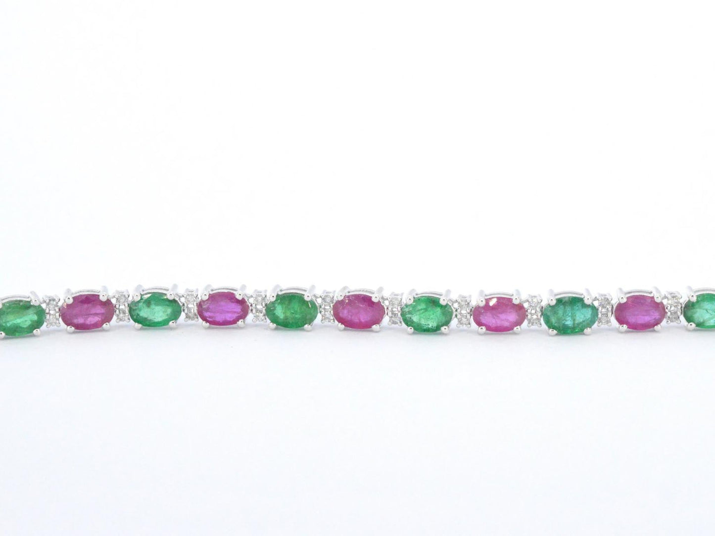 Witgouden tennisarmband met diamanten en smaragd en robijn
