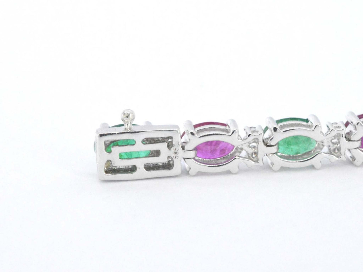 Witgouden tennisarmband met diamanten en smaragd en robijn