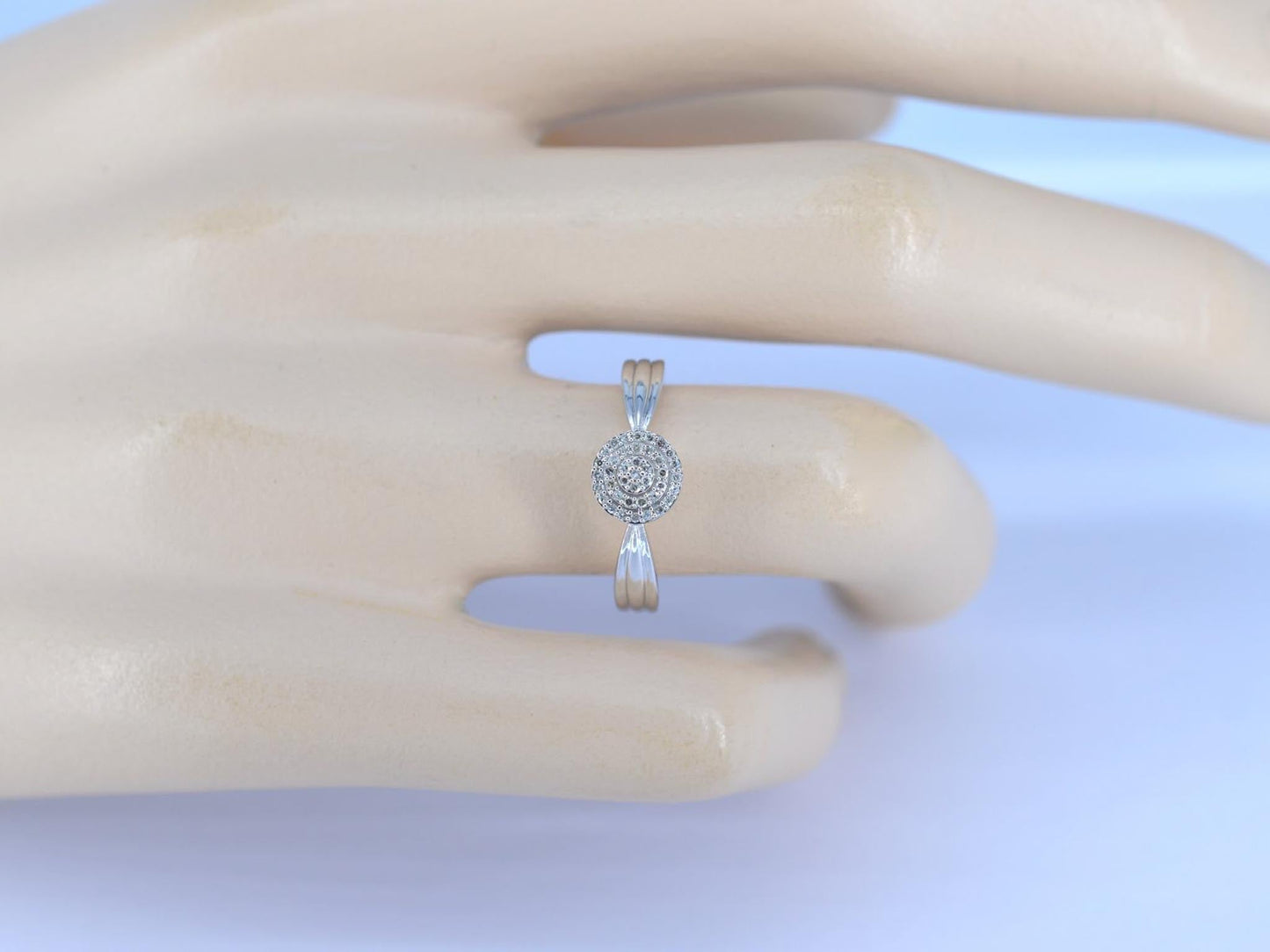 Witgouden entourage ring met diamanten