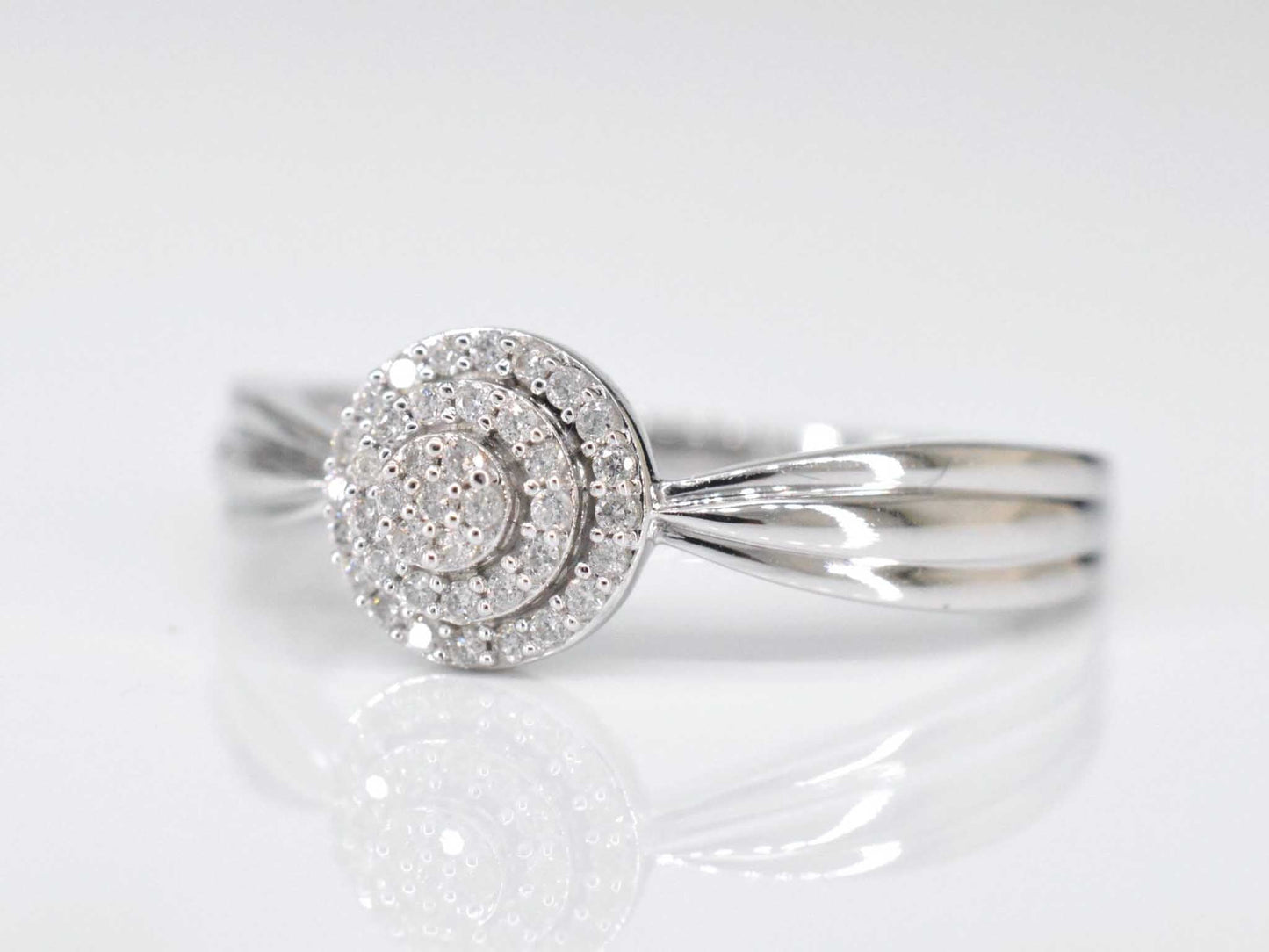 Witgouden entourage ring met diamanten