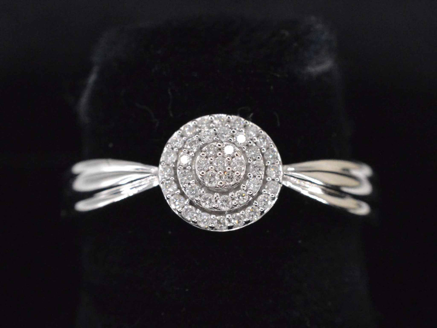 Witgouden entourage ring met diamanten