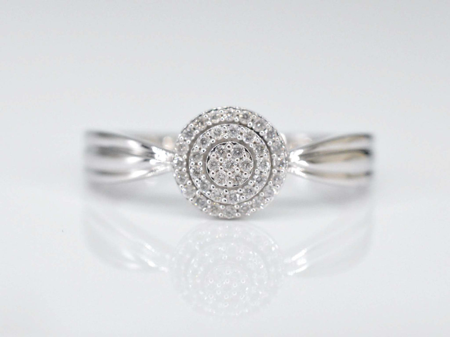 Witgouden entourage ring met diamanten