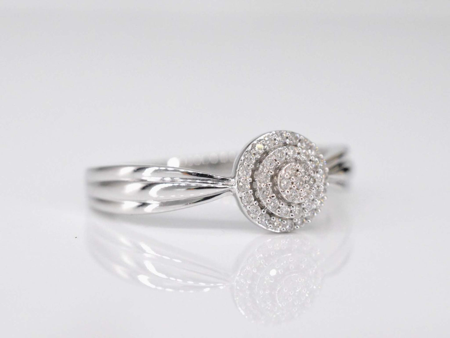 Witgouden entourage ring met diamanten