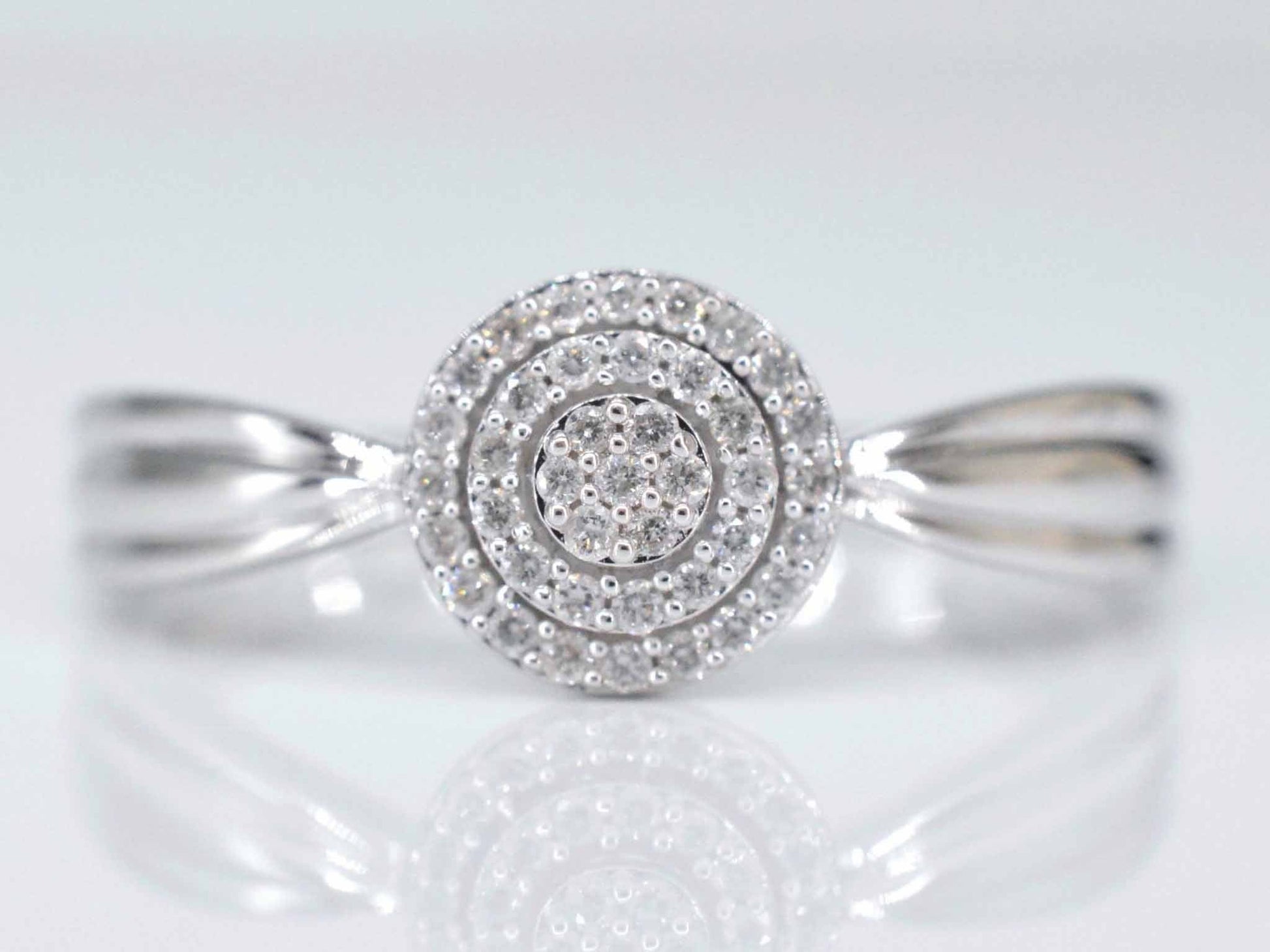 Witgouden entourage ring met diamanten