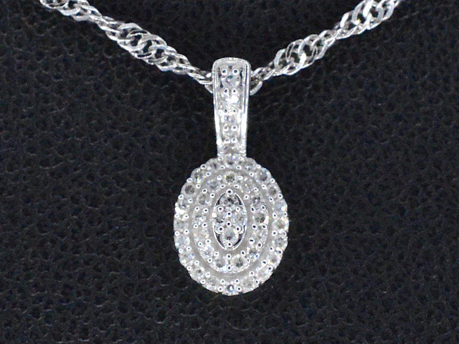 Witgouden hanger met diamanten