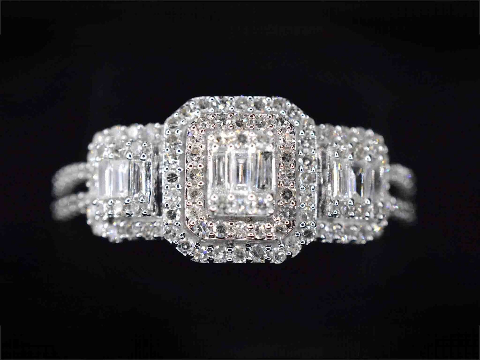 Witgouden trinity ring met diamanten