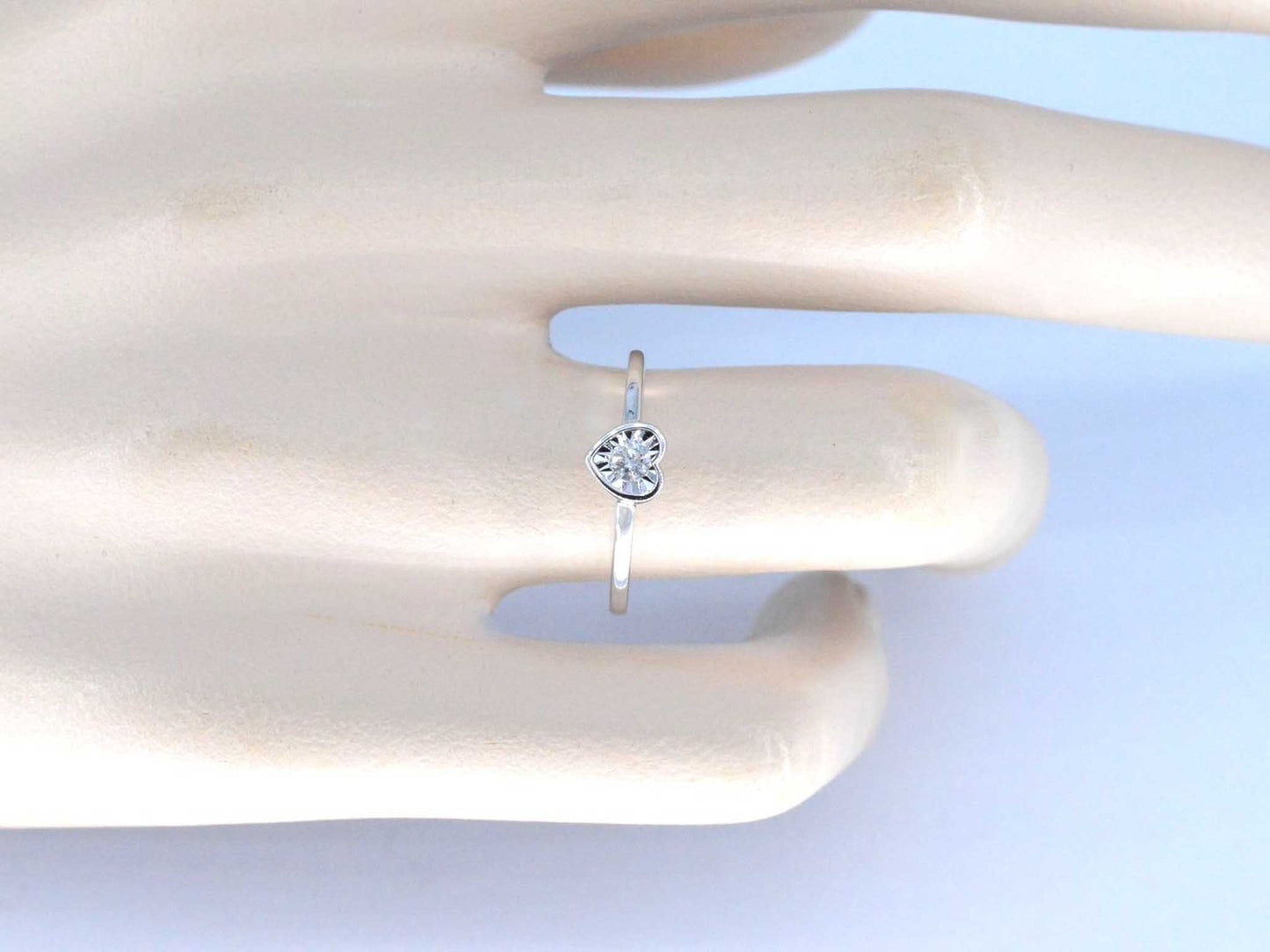 Witgouden ring met een briljant geslepen diamant in hartvorm