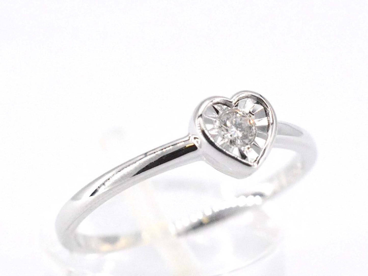 Witgouden ring met een briljant geslepen diamant in hartvorm
