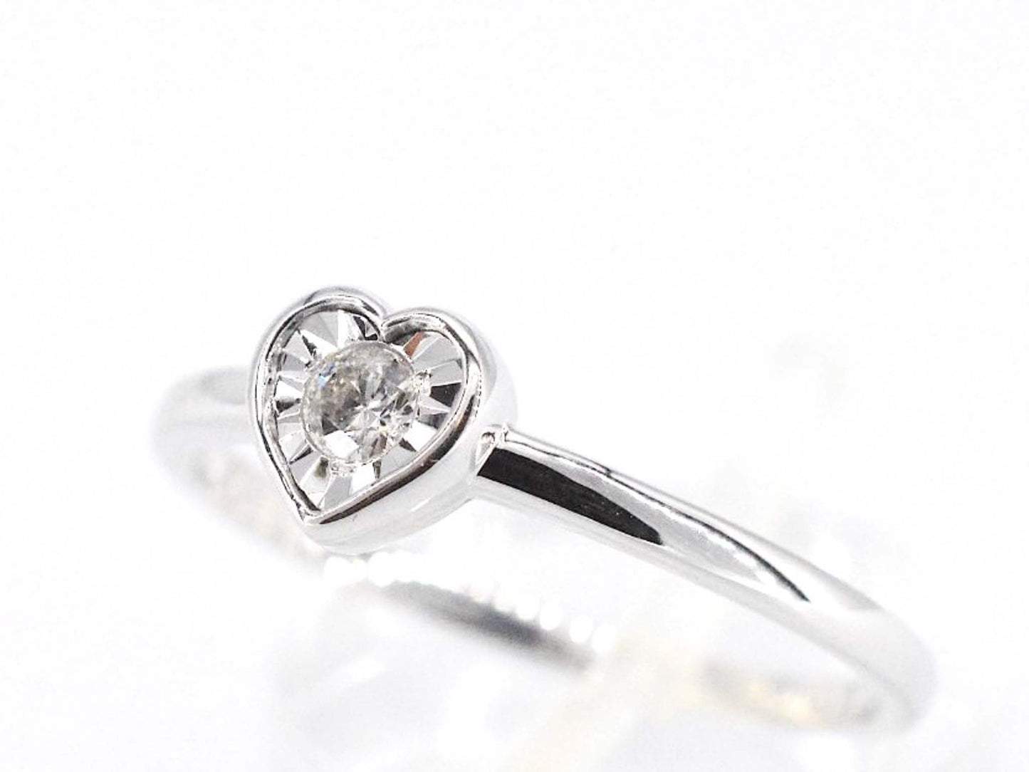 Witgouden ring met een briljant geslepen diamant in hartvorm