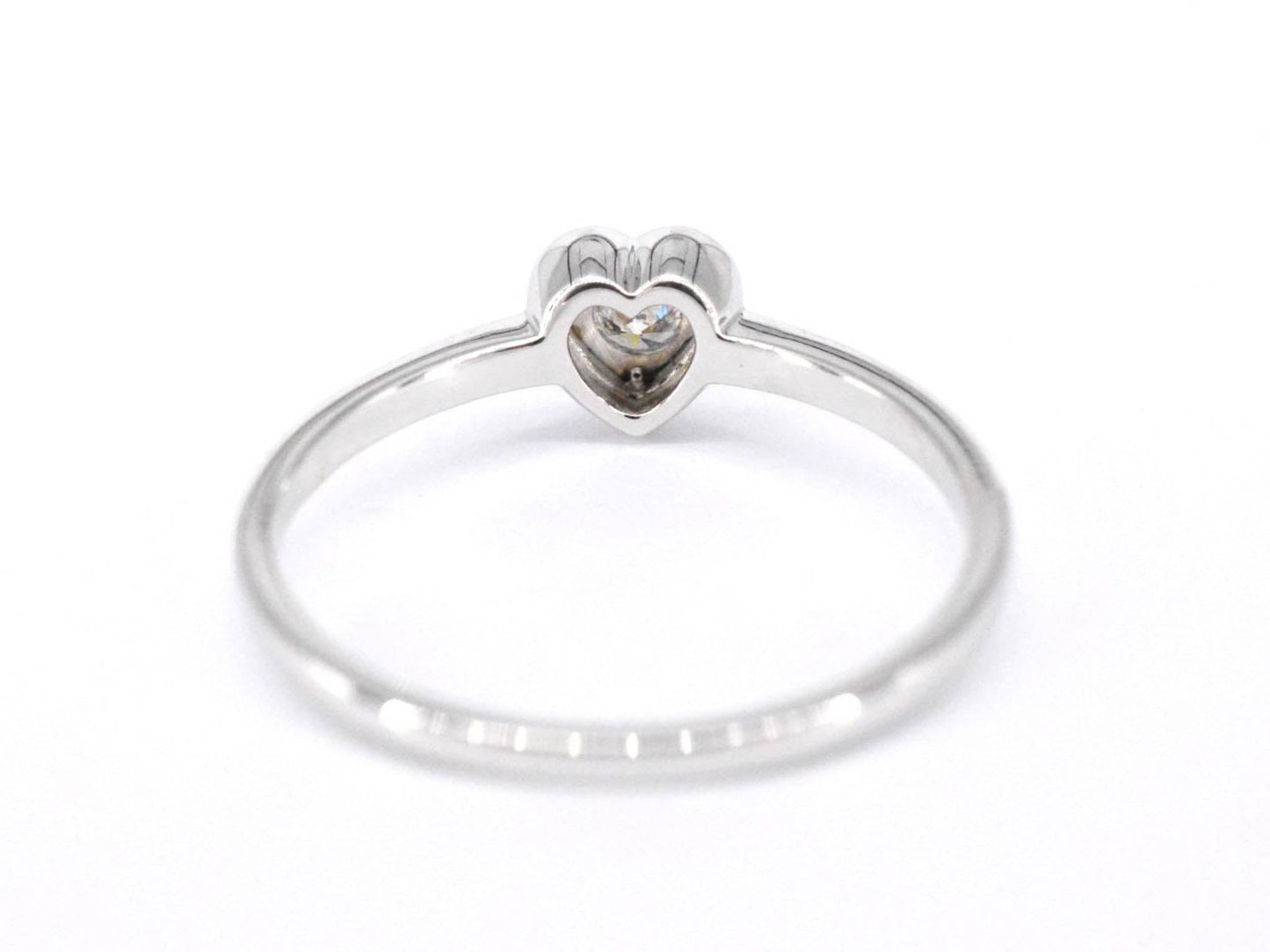 Witgouden ring met een briljant geslepen diamant in hartvorm