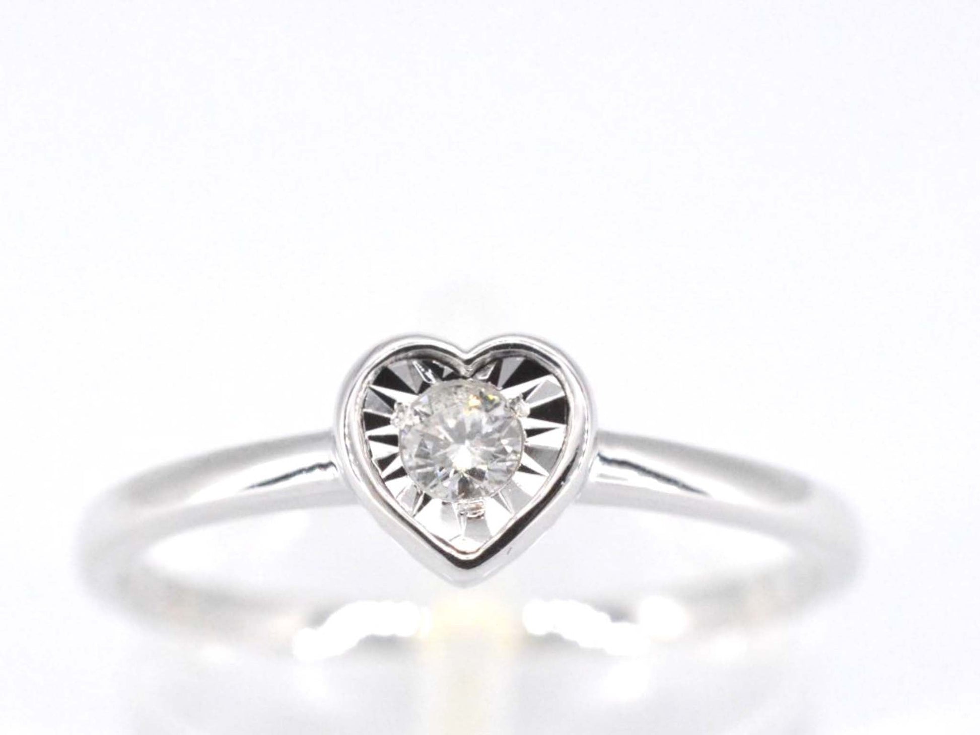 Witgouden ring met een briljant geslepen diamant in hartvorm