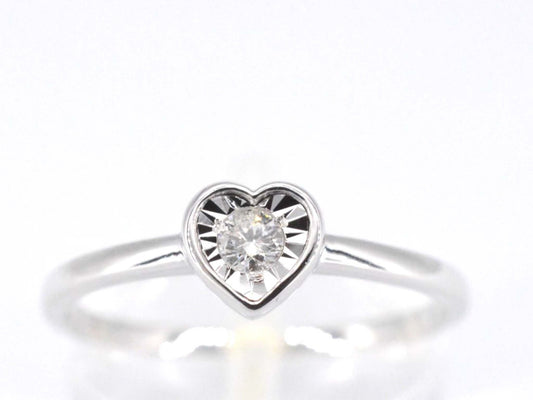 Witgouden ring met een briljant geslepen diamant in hartvorm