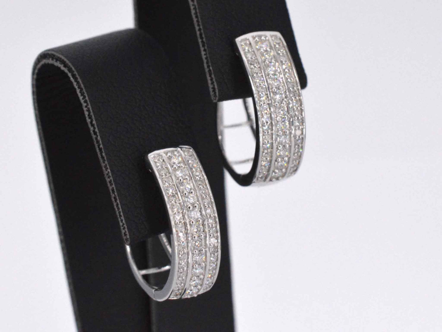 Witgouden oorbellen met een briljant geslepen diamant