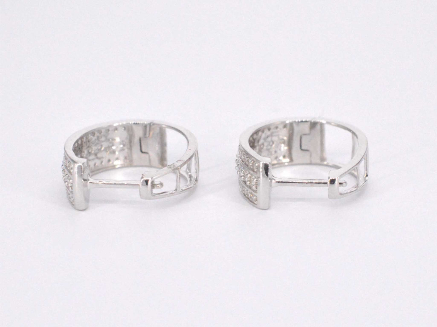 Witgouden oorbellen met een briljant geslepen diamant