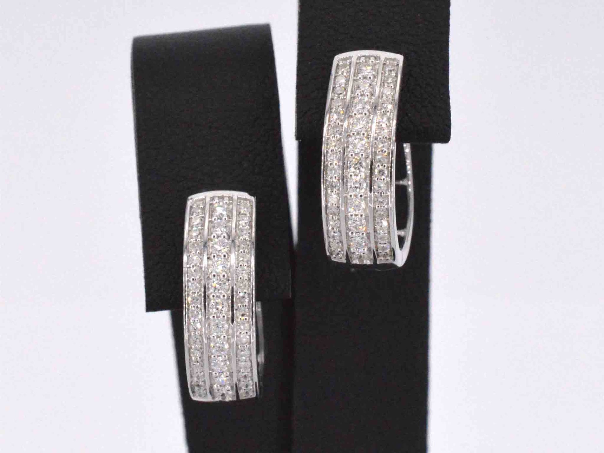 Witgouden oorbellen met een briljant geslepen diamant