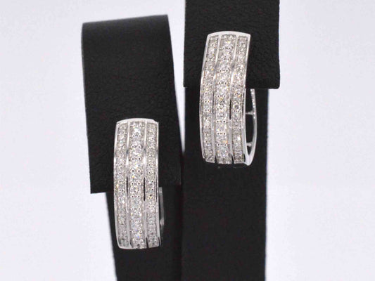 Witgouden oorbellen met een briljant geslepen diamant
