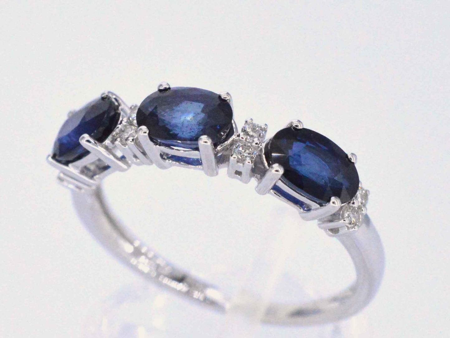 Witgouden ring met diamanten en saffier
