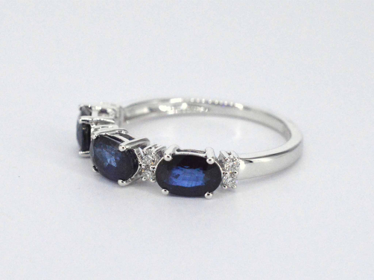 Witgouden ring met diamanten en saffier