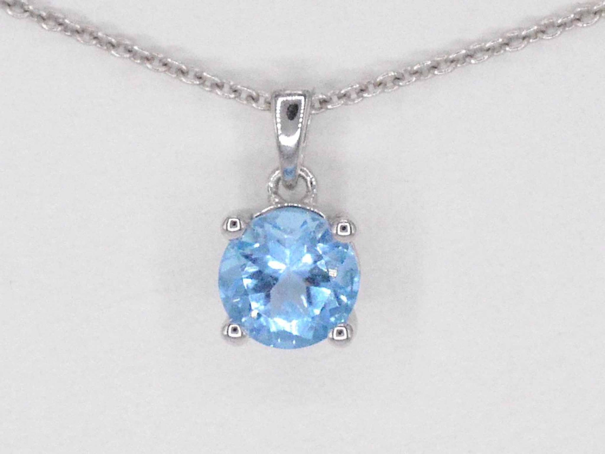 Witgouden hanger met topaas