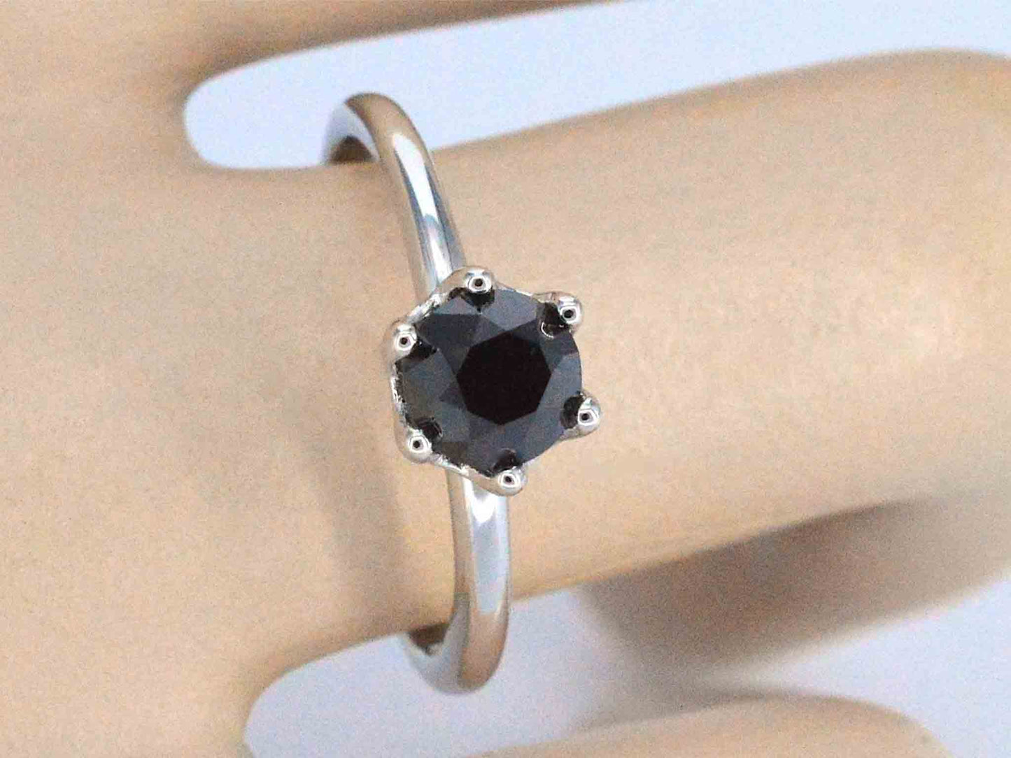 Witgouden solitaire ring met één briljant geslepen zwarte diamant