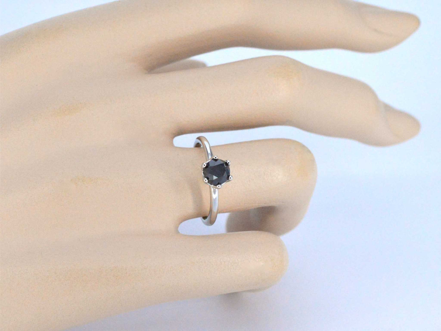 Witgouden solitaire ring met één briljant geslepen zwarte diamant
