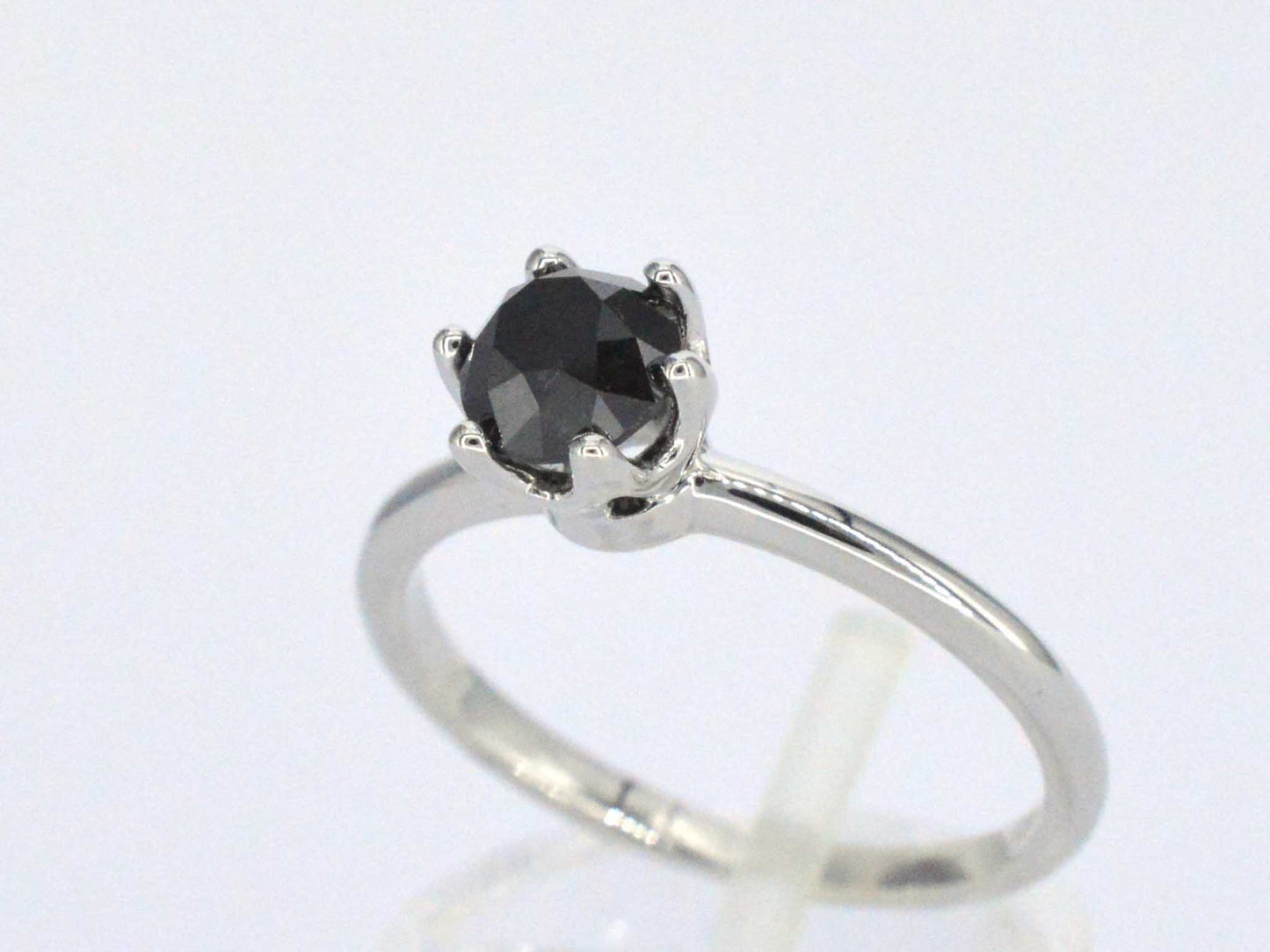 Witgouden solitaire ring met één briljant geslepen zwarte diamant