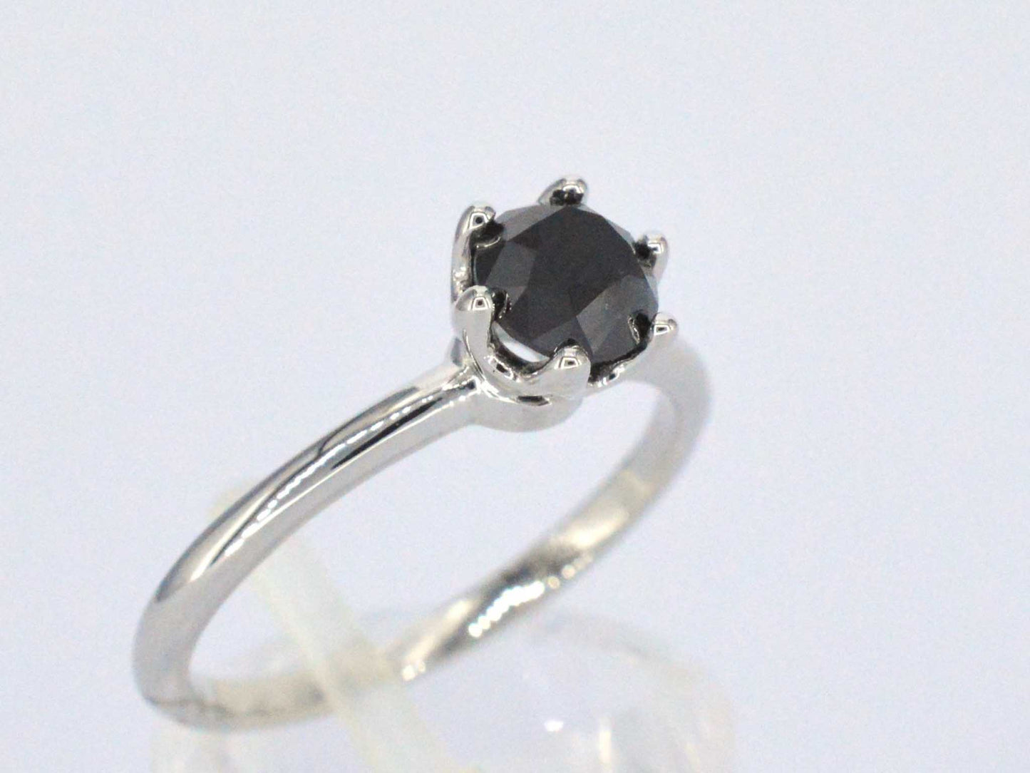 Witgouden solitaire ring met één briljant geslepen zwarte diamant