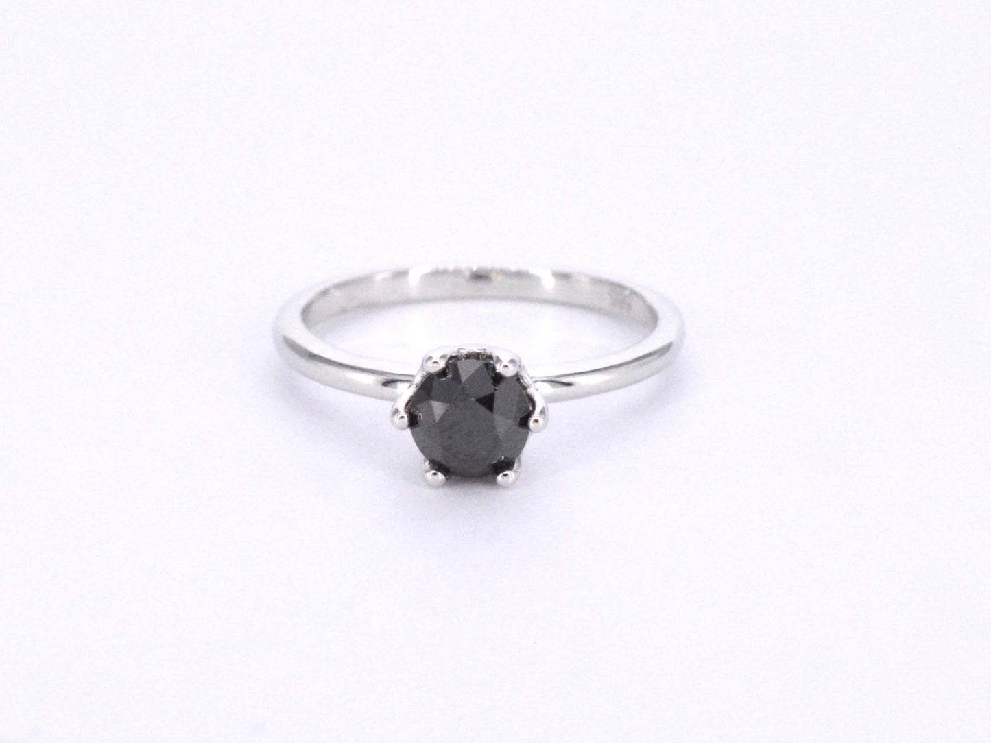 Witgouden solitaire ring met één briljant geslepen zwarte diamant