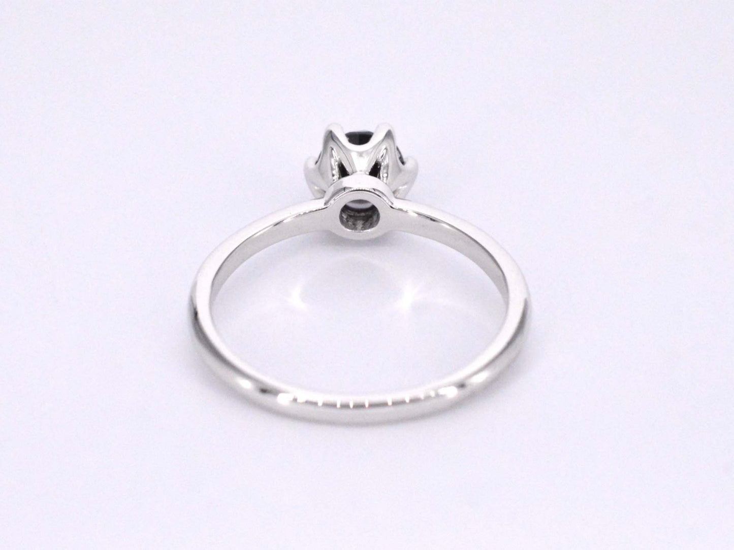 Witgouden solitaire ring met één briljant geslepen zwarte diamant