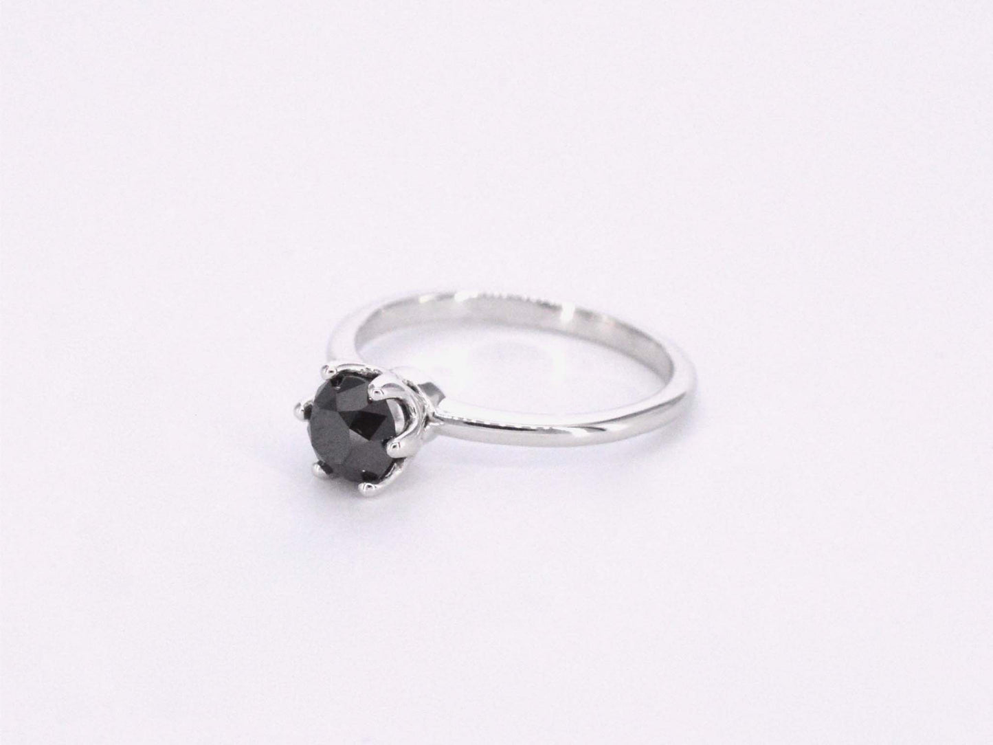 Witgouden solitaire ring met één briljant geslepen zwarte diamant