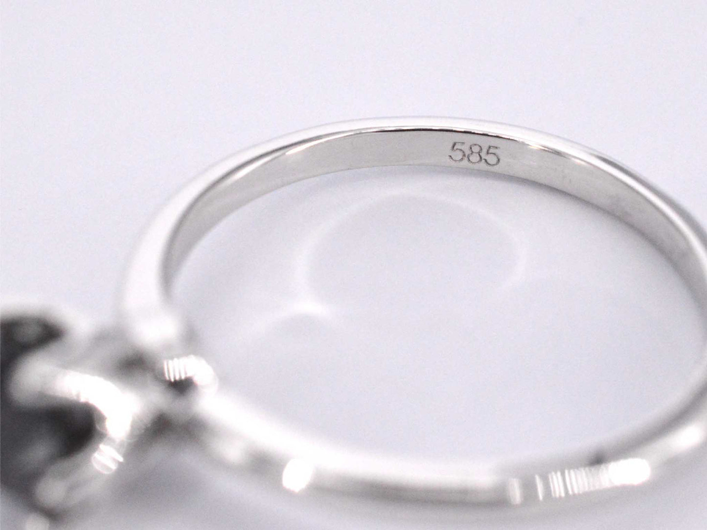 Witgouden solitaire ring met één briljant geslepen zwarte diamant