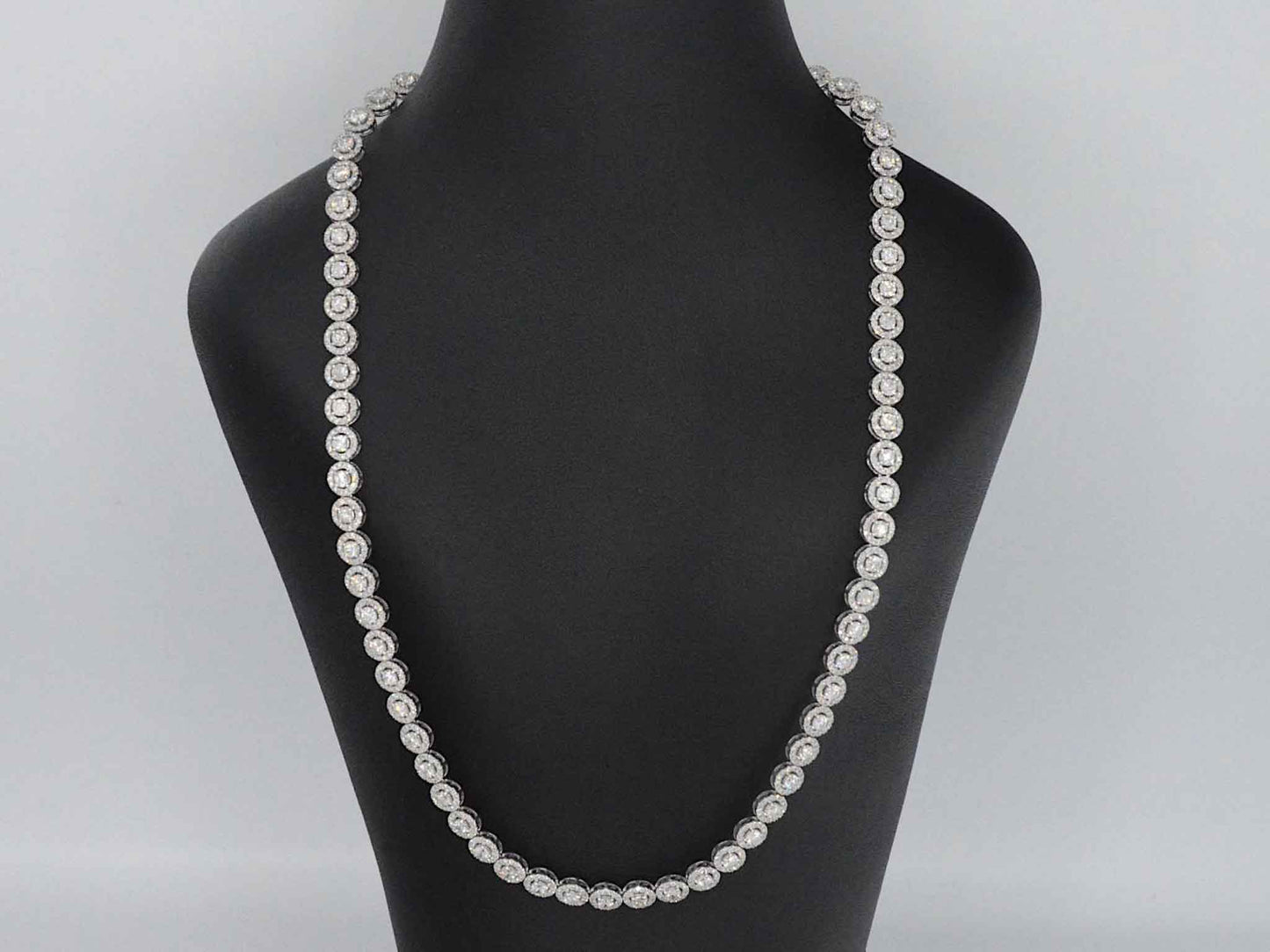 Witgouden collier volledig met diamanten 13.00 carat