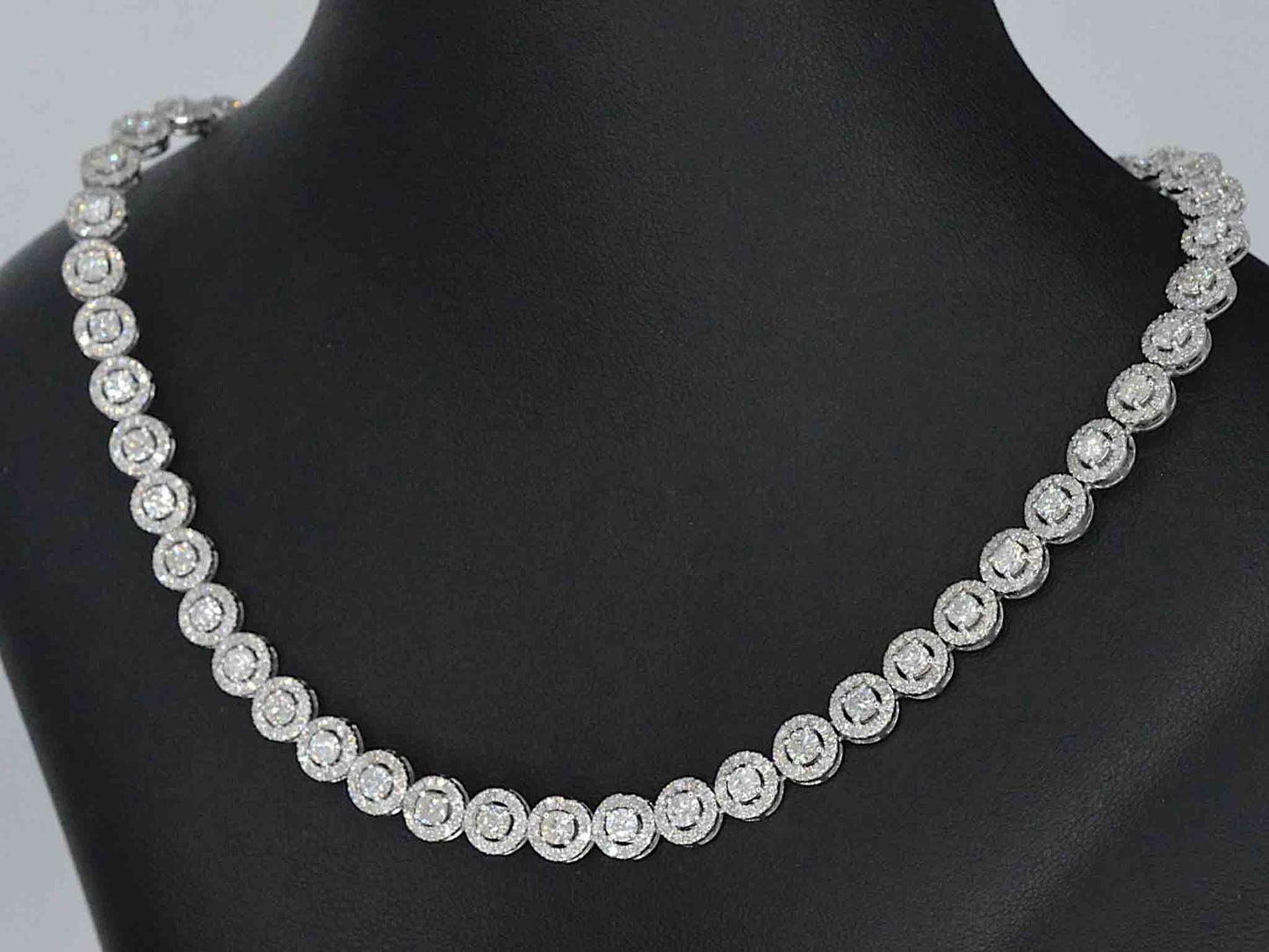 Witgouden collier volledig met diamanten 13.00 carat