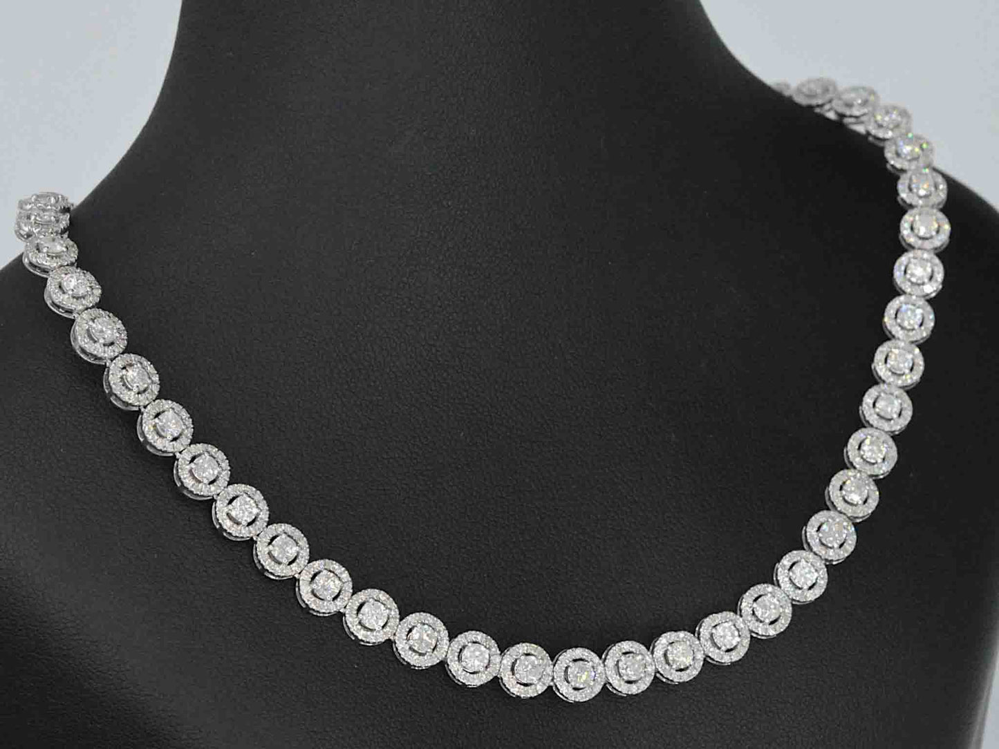 Witgouden collier volledig met diamanten 13.00 carat