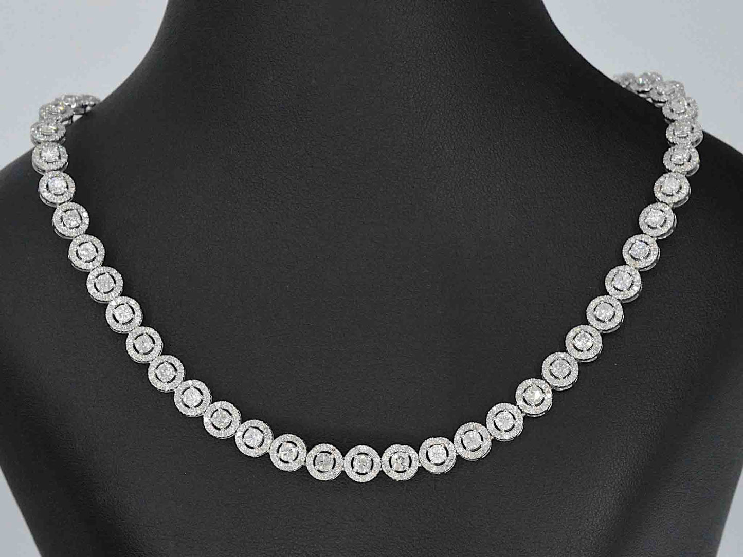 Witgouden collier volledig met diamanten 13.00 carat