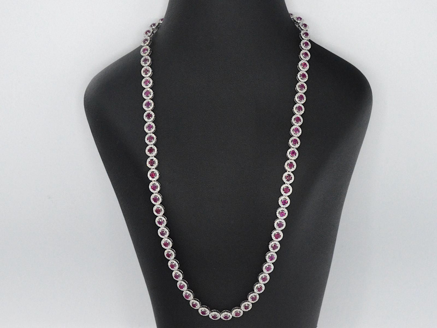 Witgouden collier volledig met witte diamanten en robijnen 15.00 carat