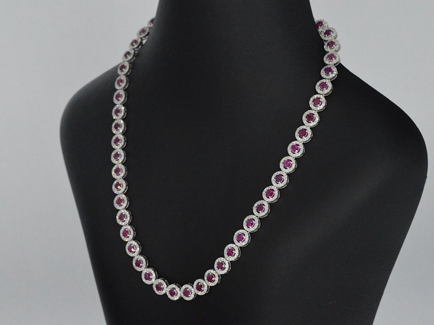Witgouden collier volledig met witte diamanten en robijnen 15.00 carat