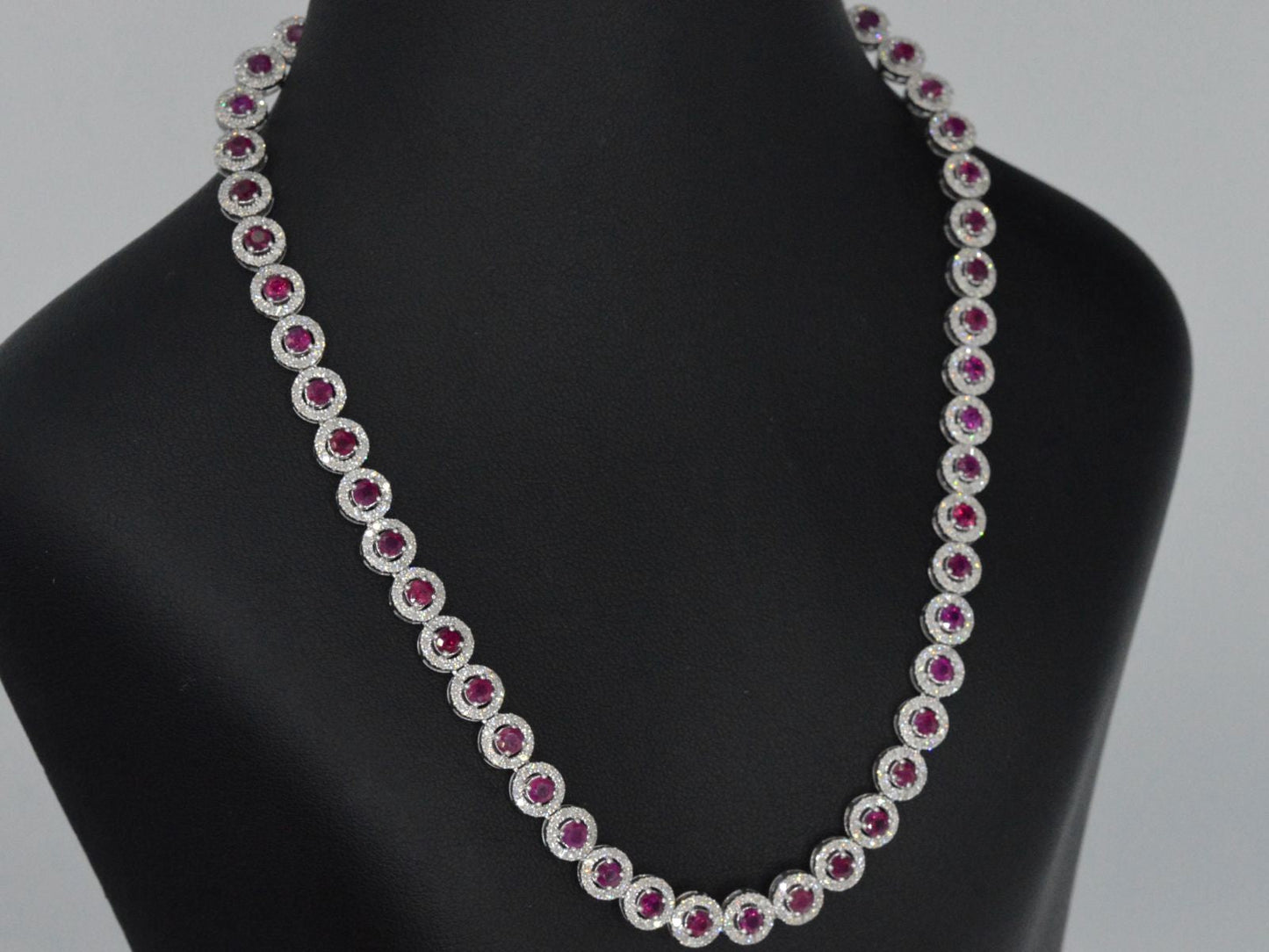 Witgouden collier volledig met witte diamanten en robijnen 15.00 carat