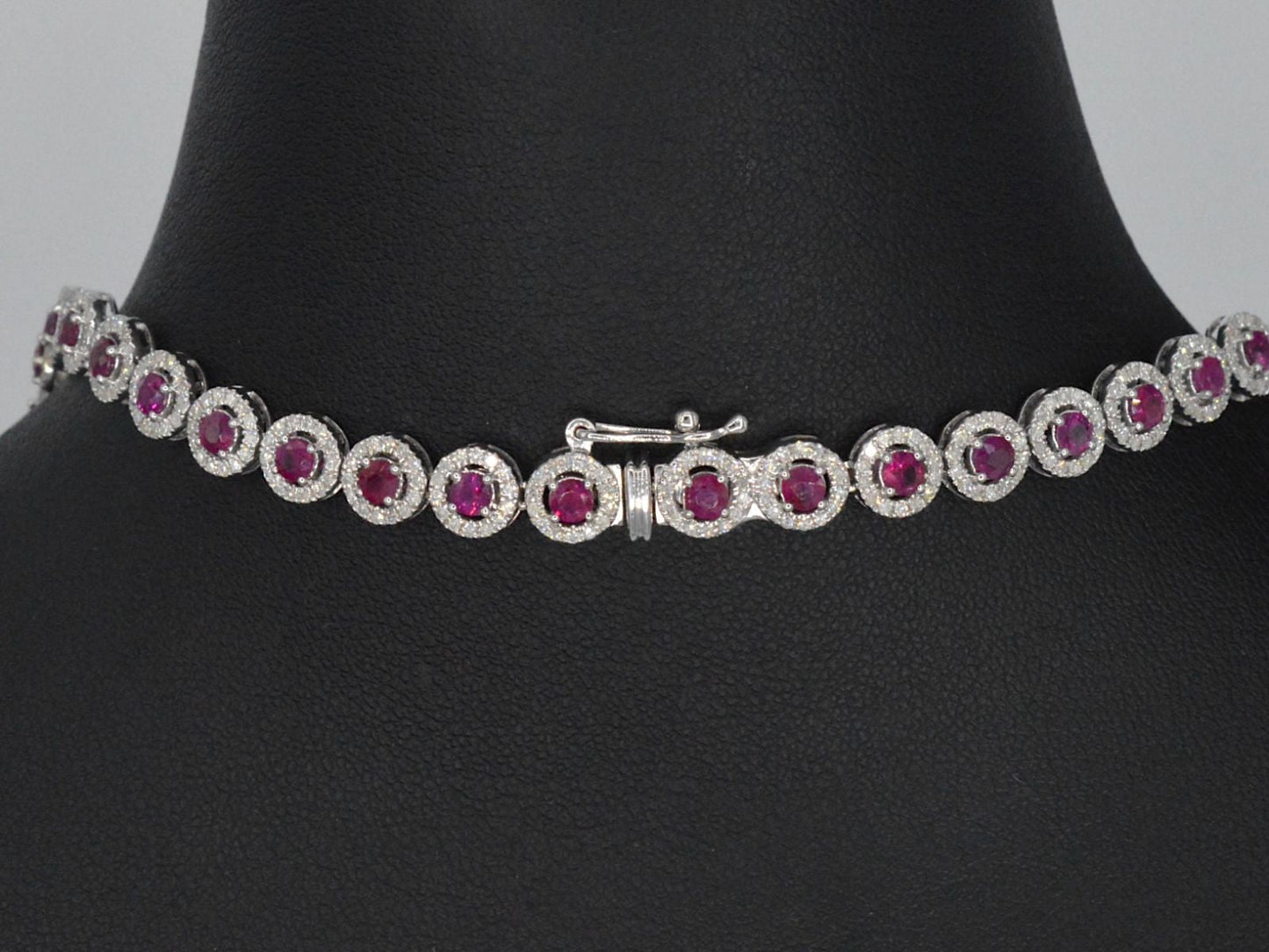 Witgouden collier volledig met witte diamanten en robijnen 15.00 carat