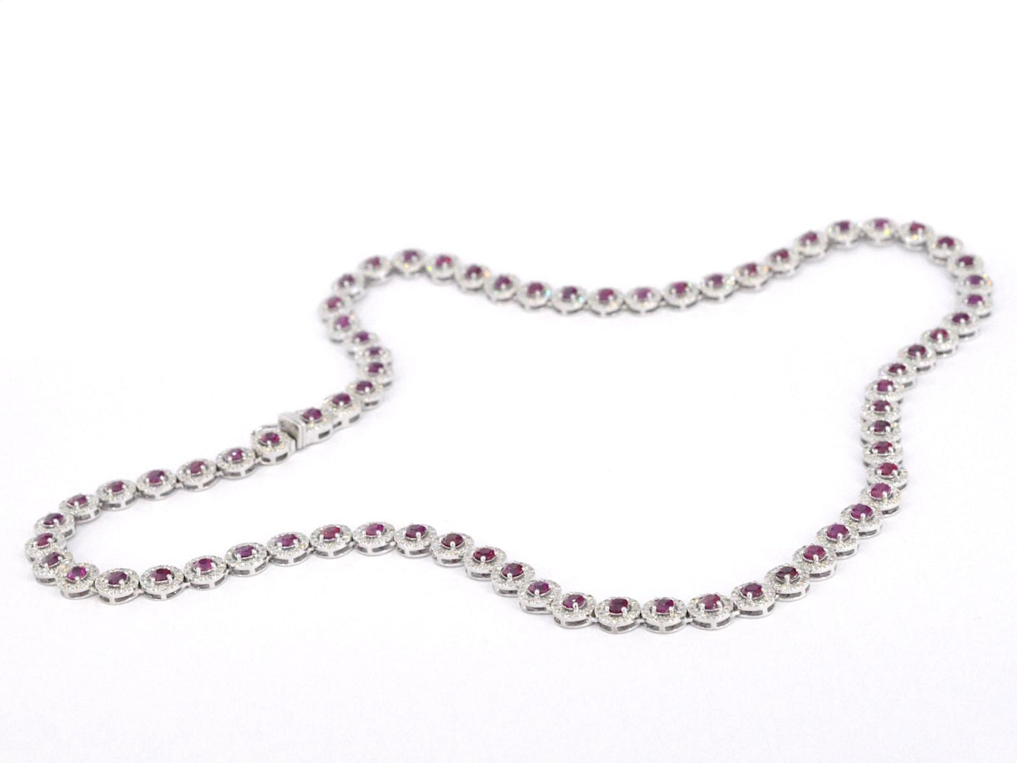 Witgouden collier volledig met witte diamanten en robijnen 15.00 carat