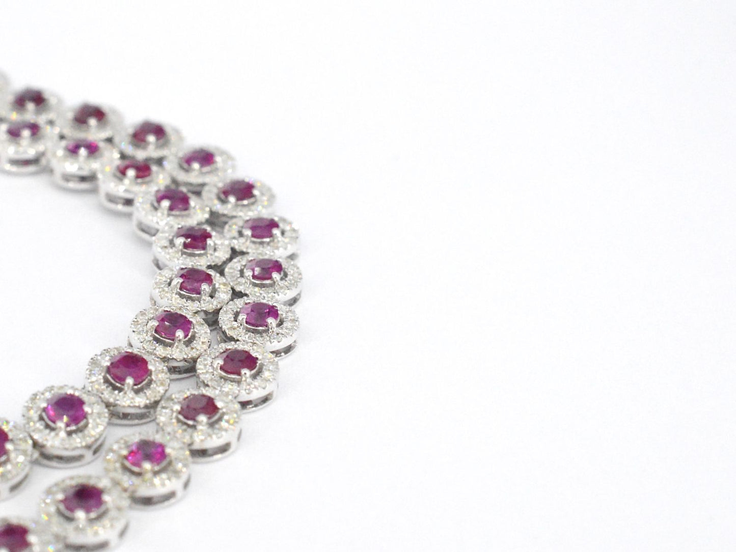 Witgouden collier volledig met witte diamanten en robijnen 15.00 carat