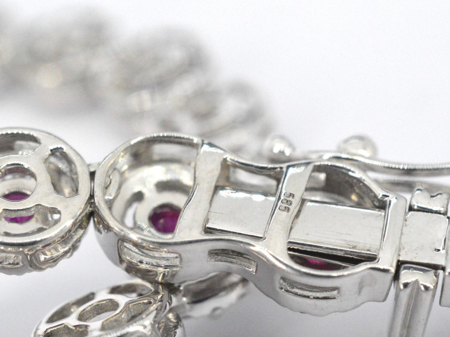 Witgouden collier volledig met witte diamanten en robijnen 15.00 carat