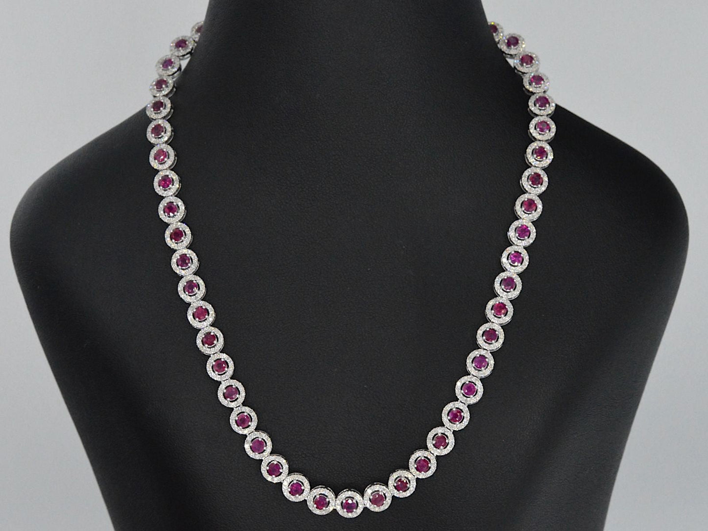 Witgouden collier volledig met witte diamanten en robijnen 15.00 carat