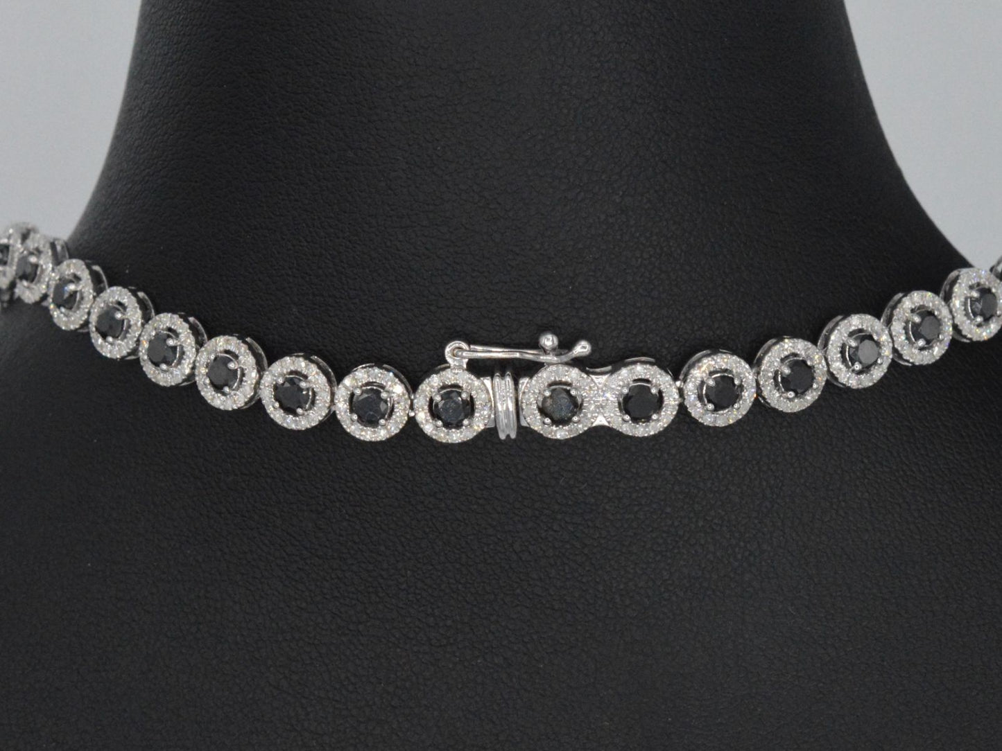 Witgouden collier volledig met witte en zwarte diamanten 13.50 carat