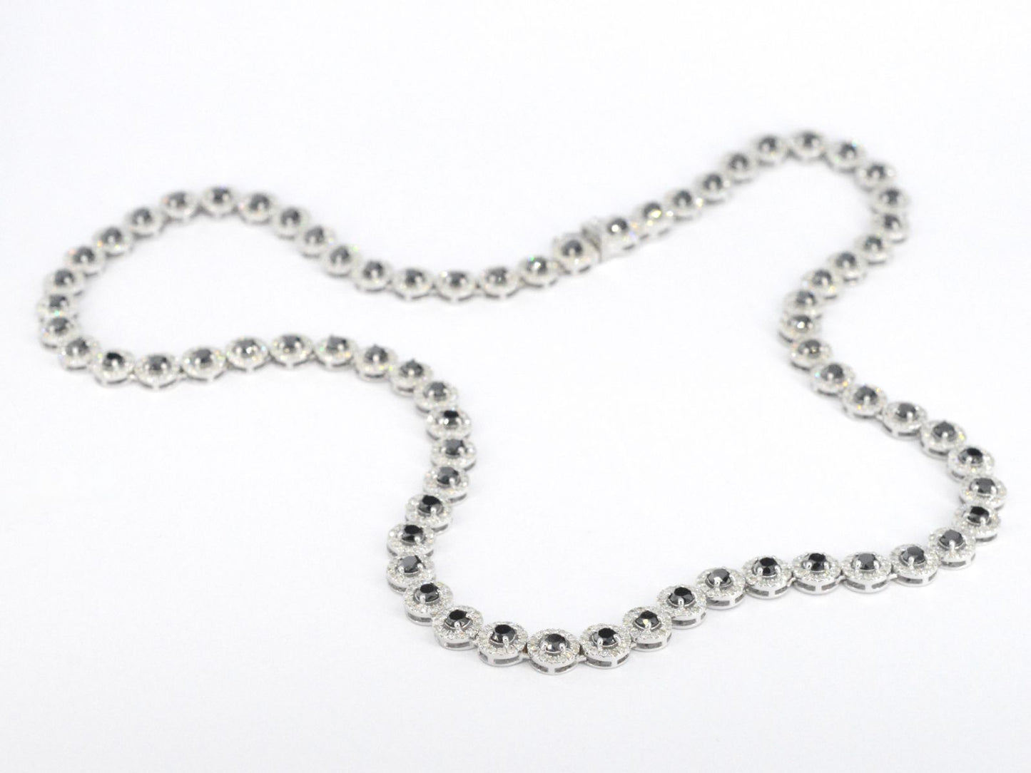 Witgouden collier volledig met witte en zwarte diamanten 13.50 carat