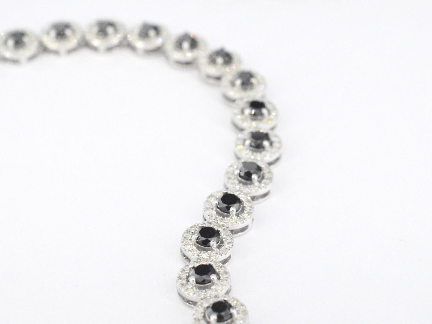 Witgouden collier volledig met witte en zwarte diamanten 13.50 carat