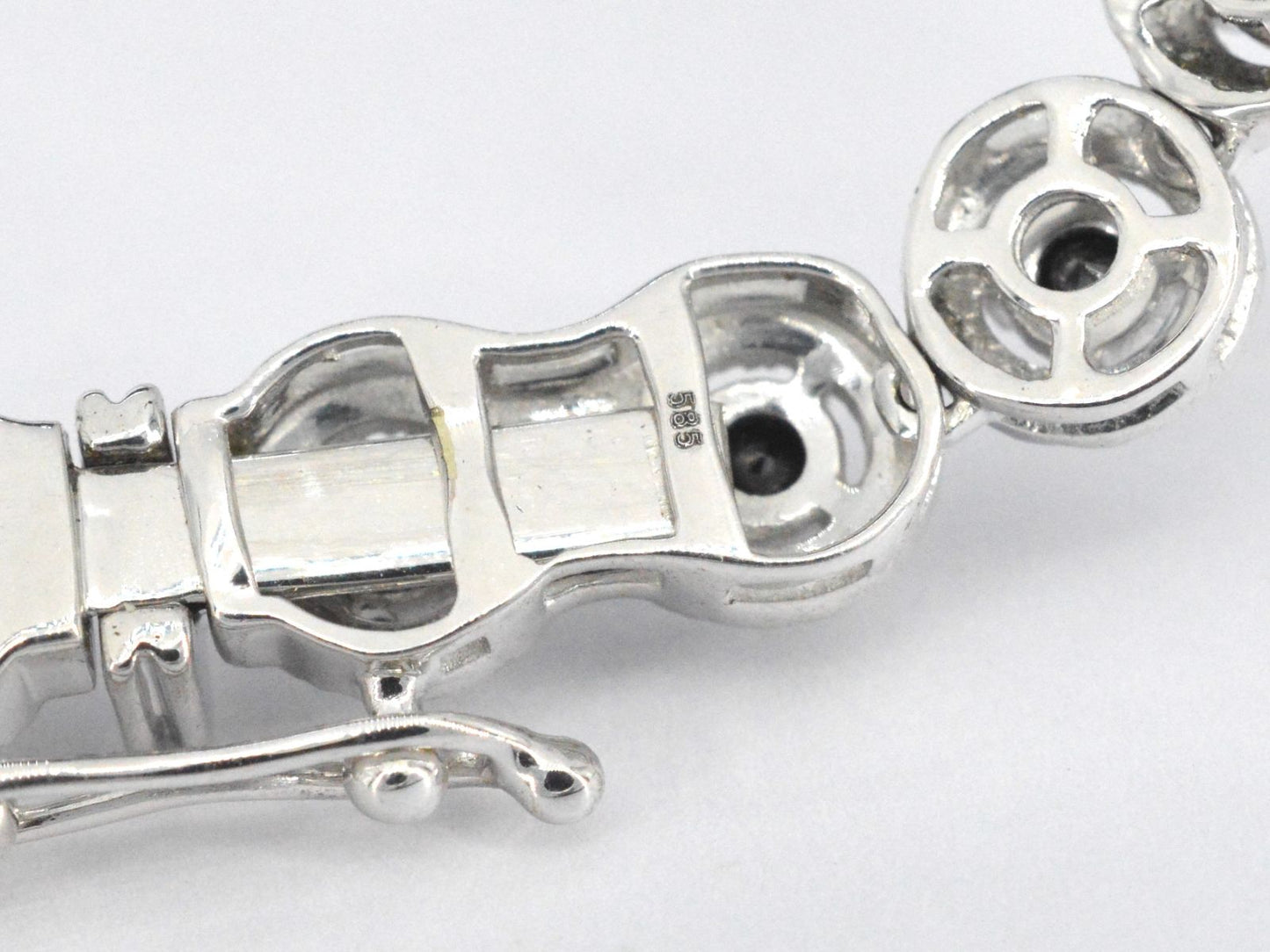 Witgouden collier volledig met witte en zwarte diamanten 13.50 carat